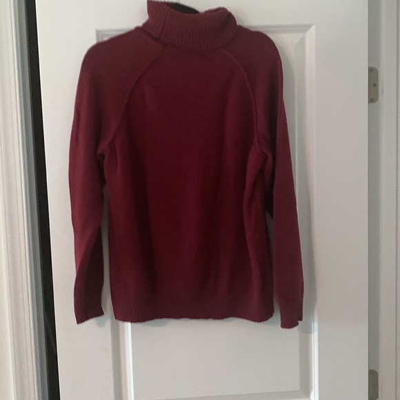 Cuddly, Women’s, Turtleneck Sweater by Ellen Tracy. - Picture 2 of 5